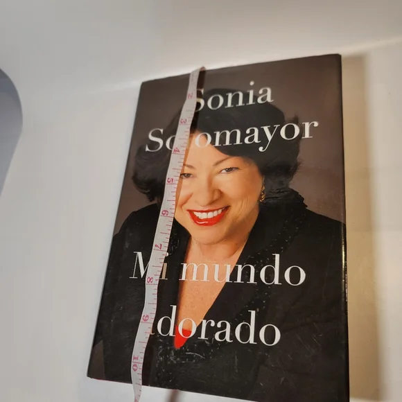 Spanish book used "My mundo adorado Sonia Sotomayor" book - Picture 2 of 13
